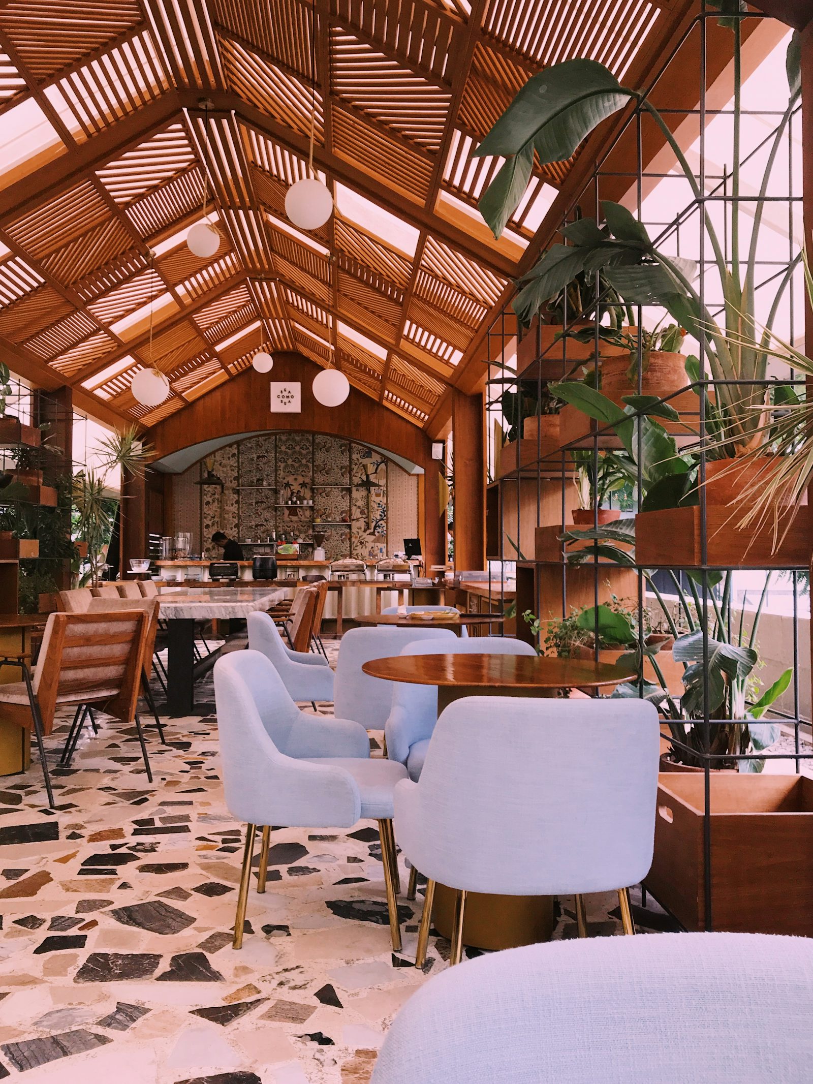 Modernes, helles Ambiente im La Capannina