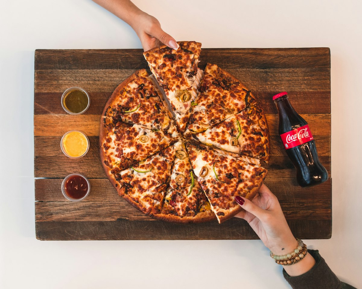 Gemeinsam Pizza genießen